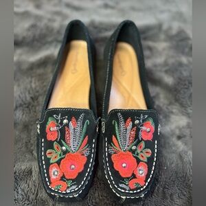 Baretraps Otella loafers - black suede and red floral embroidery- size 8.5